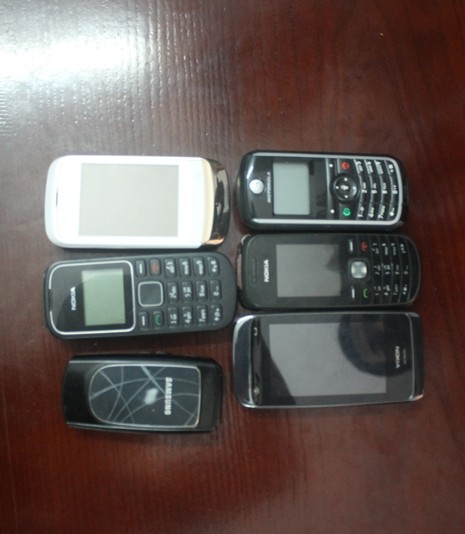 Một số điện thoại mà Chi trộm của gia chủ bị cơ quan công an thu giữ.